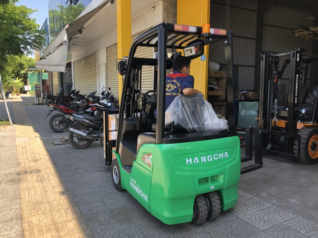 xe nâng điện 3 bánh 1.8 tấn
